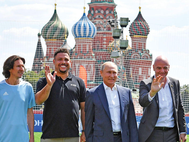 الرئيس بوتين يتوسط إنفانتينو والظاهرة رونالدو