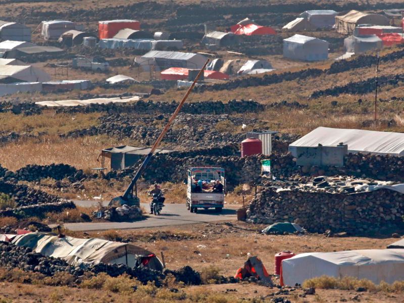 شاحنة تنقل فارين من القصف الروسي والمعارك إلى مخيم البريكة جنوب القنيطرة قرب هضبة الجولان المحتلة جنوب سورية أمس    (أ ف ب)