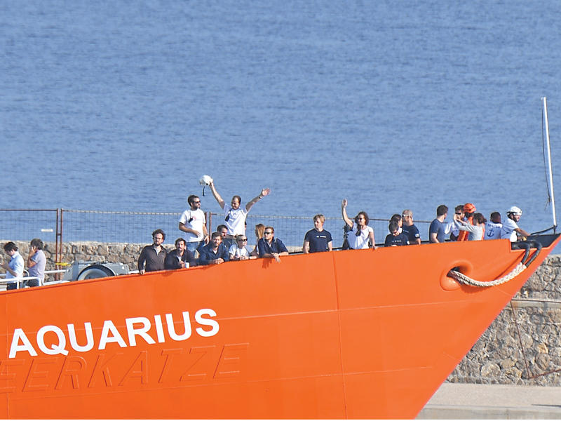 سفينة أكواريوس التي أعادت أزمة الهجرة إلى الأجندة الأوروبية تصل إلى مرفأ مارسيي الفرنسي أمس (أ ف ب)