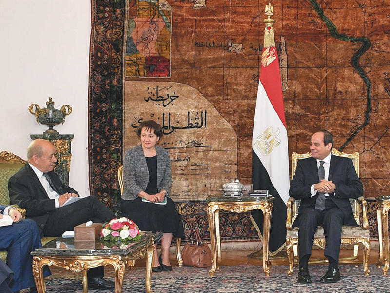 السيسي مجتمعاً بوزير خارجية فرنسا جان ايف لودريان في القاهرة أمس الأول