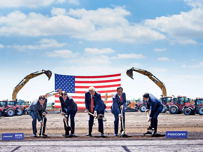 ترامب يشارك في وضع حجر الأساس لمنشأة تابعة لشركة فوكسكون في ويسكونسون أمس الأول (أ ف ب)n
