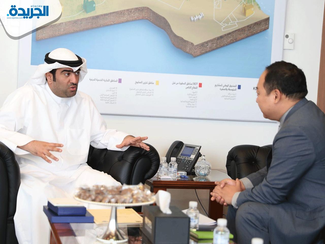 الروضان مع المدير الإقليمي لشركة (هواوي) الصينية لي غيان جو 