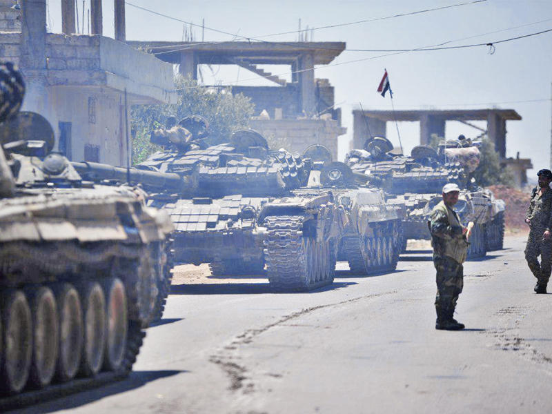 دبابات النظام تنتشر في منطقة الغارية الغربية بدرعا أمس (رويترز)