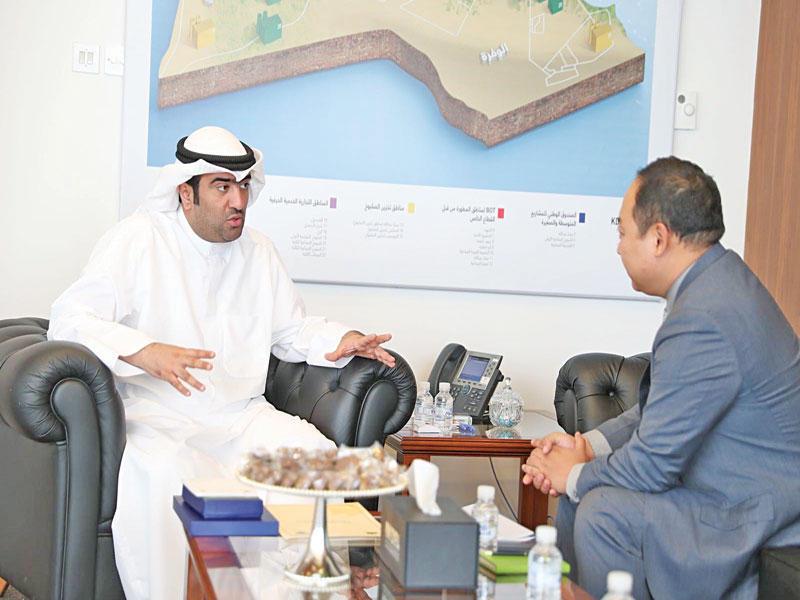 وزير التجارة والصناعة خالد الروضان مع المدير الإقليمي لـ (هواوي) الصينية لي غيان جو