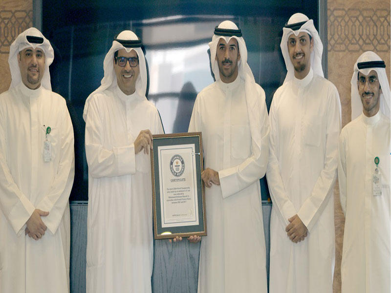 الناهض متسلماً شهادة «غينيس» من بطل العالم بوربيع 