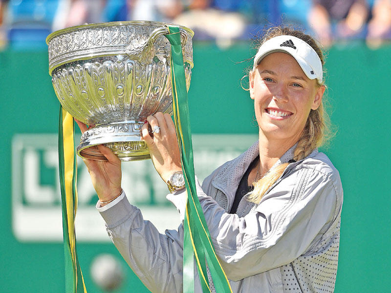 الدنماركية كارولاين فوزنياكي تحمل كأس البطولة (ا ف ب)