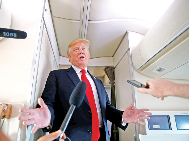 ترامب متحدّثاً إلى الصحافيين على متن الطائرة الرئاسية أمس الأول (رويترز)