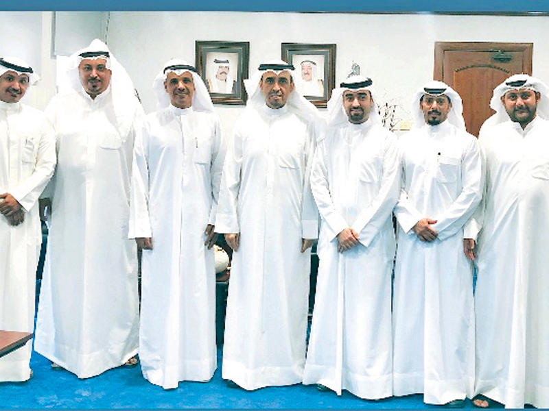 وفد النقابة خلال زيارته وكيل الشؤون الإدارية والمالية 