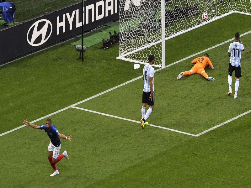 مبابي نجم منتخب فرنسا يحرز الهدف الثالث في مرمى الأرجنتين أمس