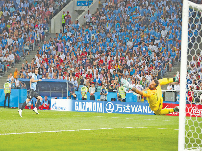كافاني نجم منتخب الأوروغواي يحرز الهدف الثاني في مرمى البرتغال