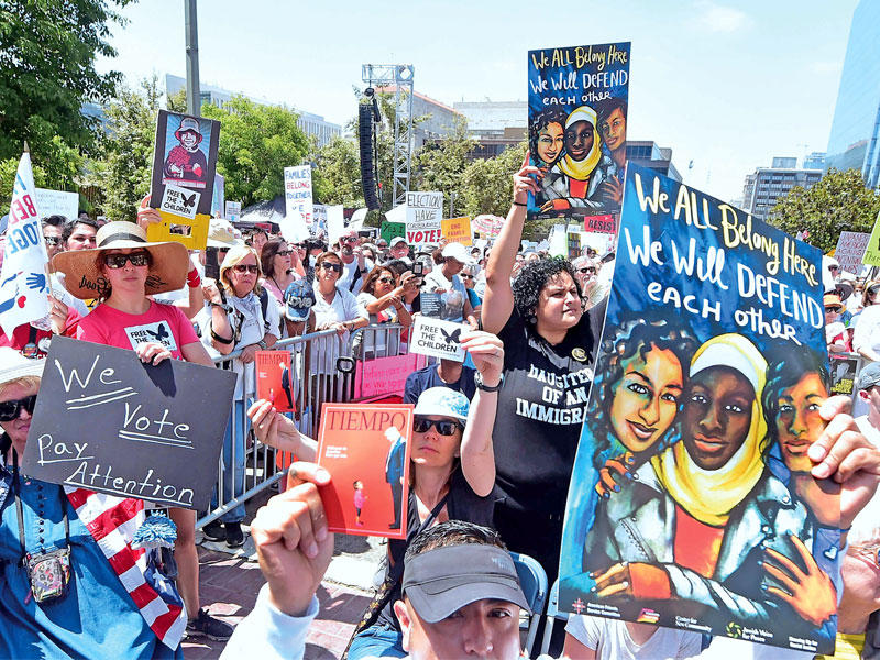 متظاهرون في لوس أنجلس احتجاجاً على سياسة ترامب حول الهجرة (ا ف ب)