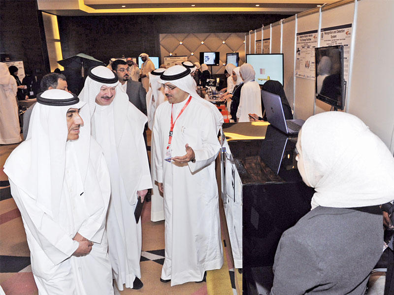 جانب من جولة السريع والأنصاري في المعرض