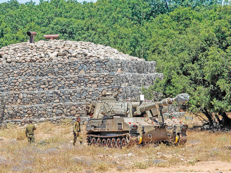 مدفع إسرائيلي موجه إلى سورية من مرتفعات الجولان أمس (أ ف ب)