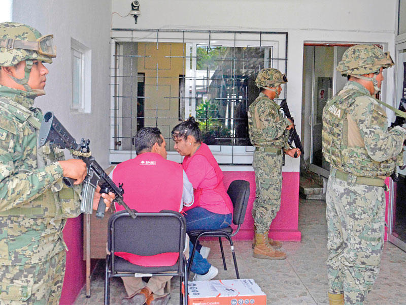 عناصر من الجيش تؤمن أحد مقار الاقتراع في المكسيك (أ ف ب)