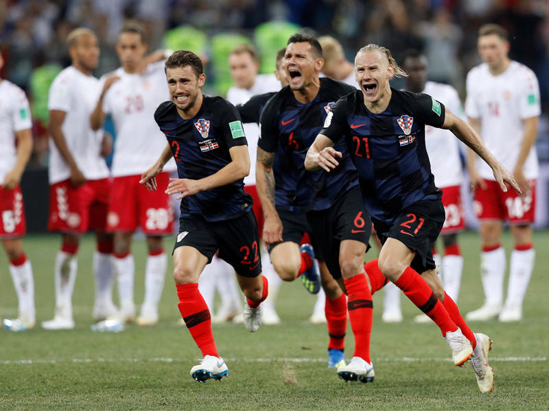 لاعبو المنتخب الكرواتي يحتفلون بالفوز
