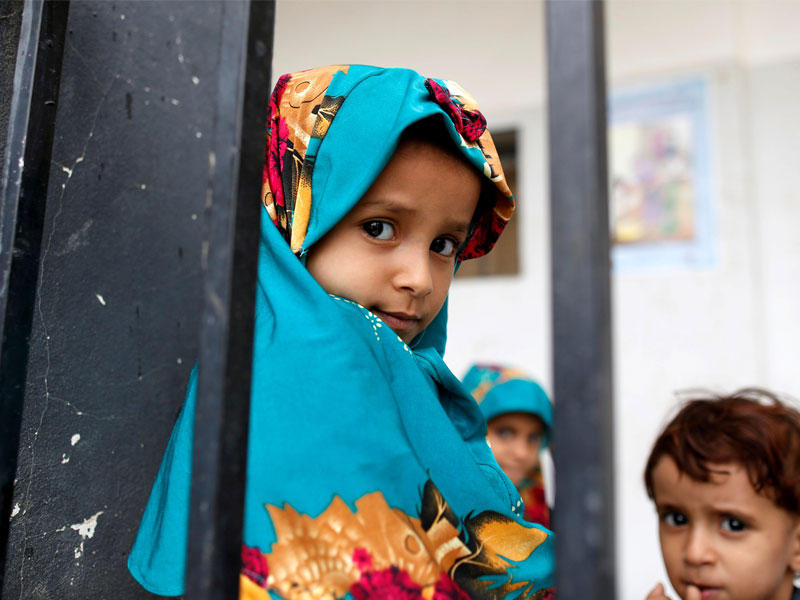 أطفال يمنيون يقيمون في مدرسة بصنعاء بعد ترك عائلاتهم الحديدة (رويترز)n