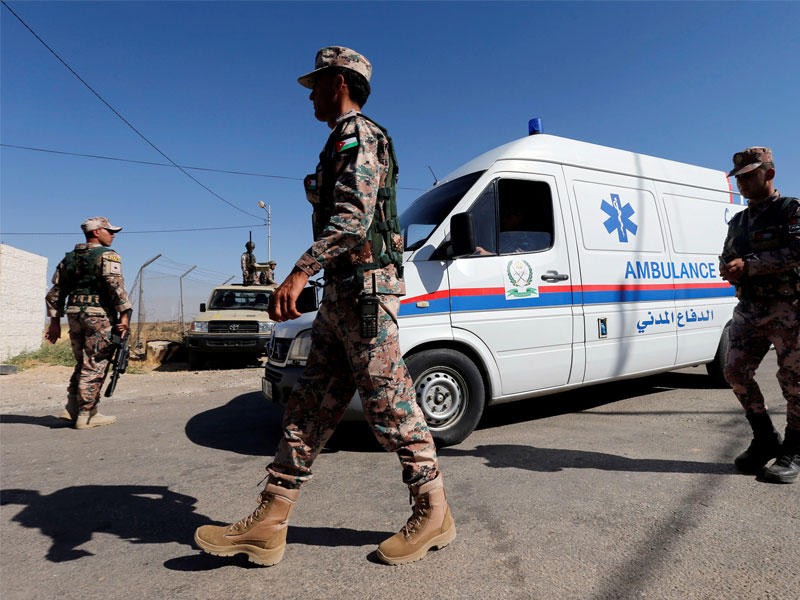 جنود أردنيون يقفون حراسة خلال زيارة رئيس الوزراء الأردني إلى معبر الحدود في مدينة المفرق الأردنية