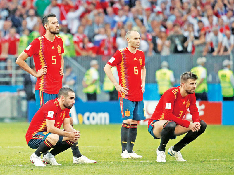 لاعبو المنتخب الإسباني خلال ركلات الترجيح أمام روسيا