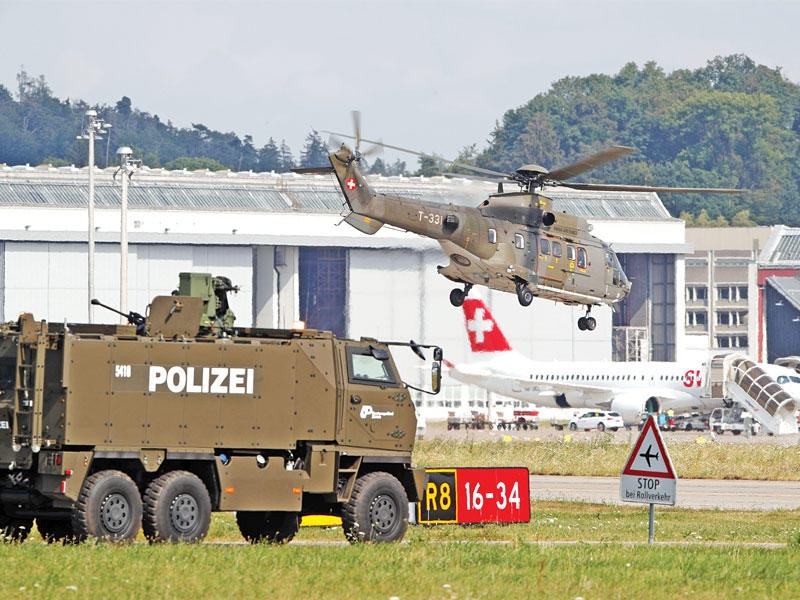 مروحية عسكرية تقل روحاني من مطار زيوريخ أمس (رويترز)