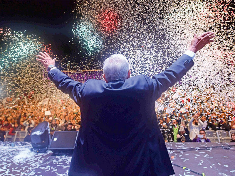 أوبرادور يحيي عشرات الآلاف من أنصاره بعد إعلان فوزه أمس الأولt(أ ف ب )