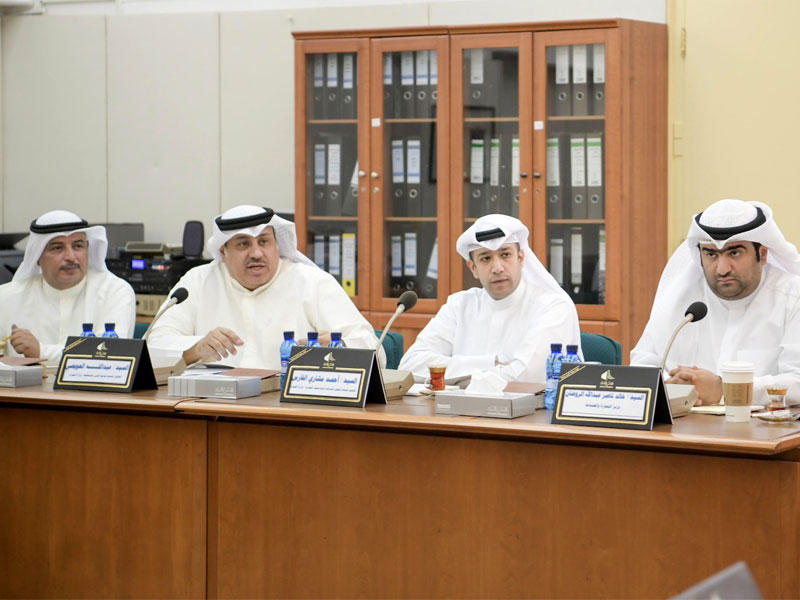 الروضان وقيادات "التجارة" في اجتماع اللجنة أمس
