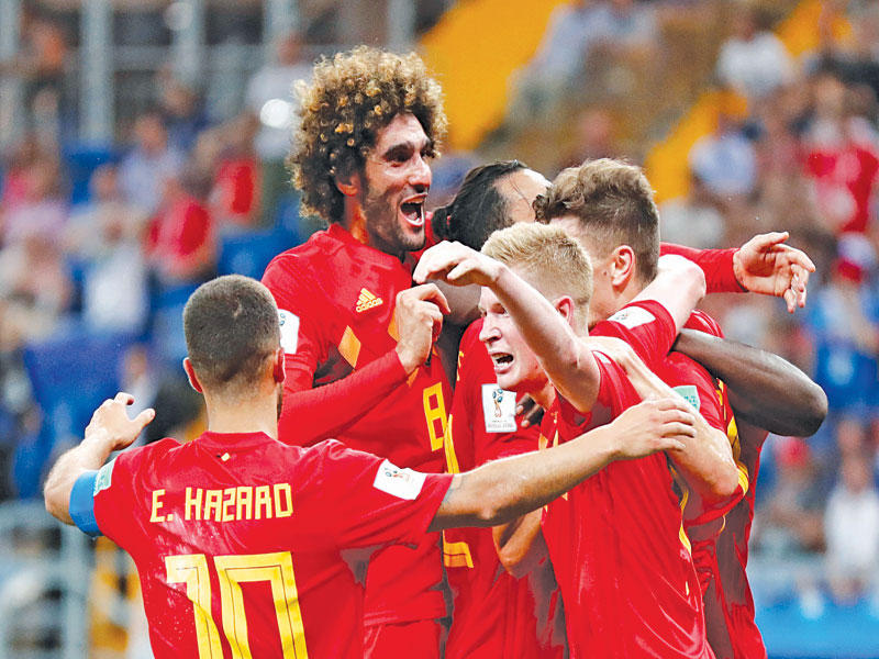 لاعبو بلجيكا يحتفلون بهدف الفوز على اليابان