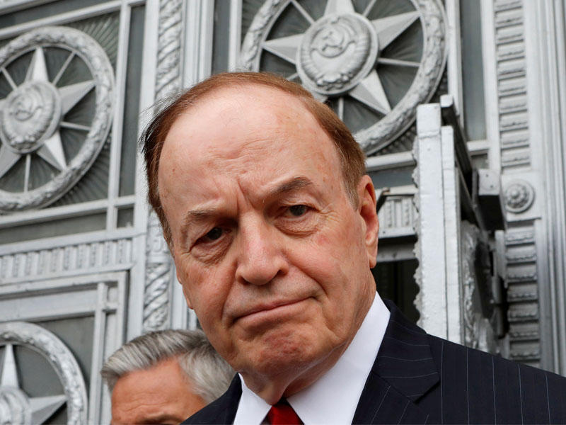 السيناتور ريتشارد شيلبي أمس أمام مدخل وزارة الخارجية الروسية في موسكو الذي لا يزال يحتفظ بشعارات من الحقبة السوفياتية (رويترز) 