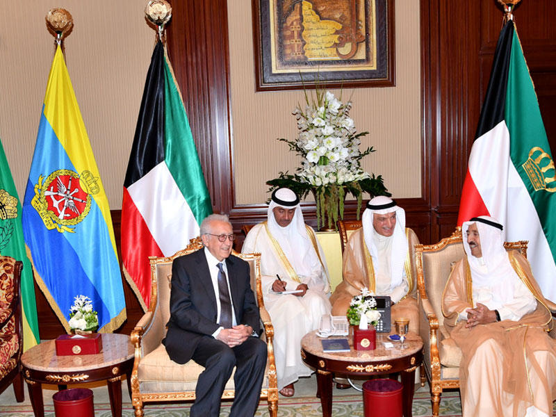 الأمير مستقبلاً وفد مجموعة الحكماء 