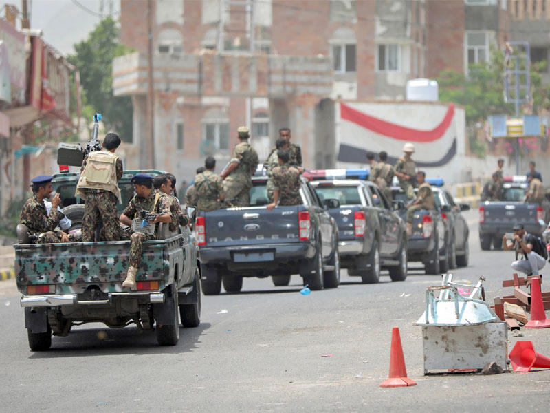 عناصر أمنية تابعة للقوات الحكومية على متن شاحنات جنوب تعز أمس الأول (أ ف ب)