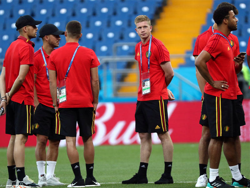 دي بروين وزملاؤه في المنتخب قبل اللقاء الماضي