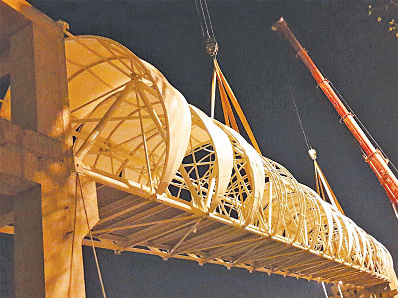 جانب من أعمال جسور المشاة 