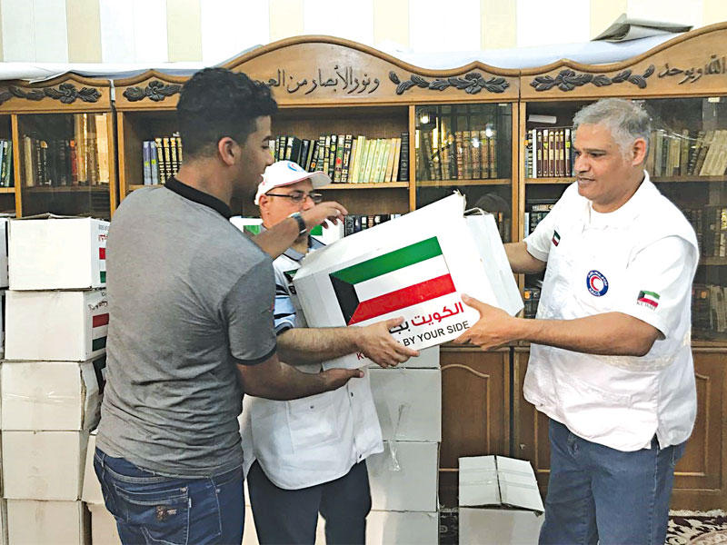 جانب من توزيع المساعدات على النازحين العراقيين في البصرة 