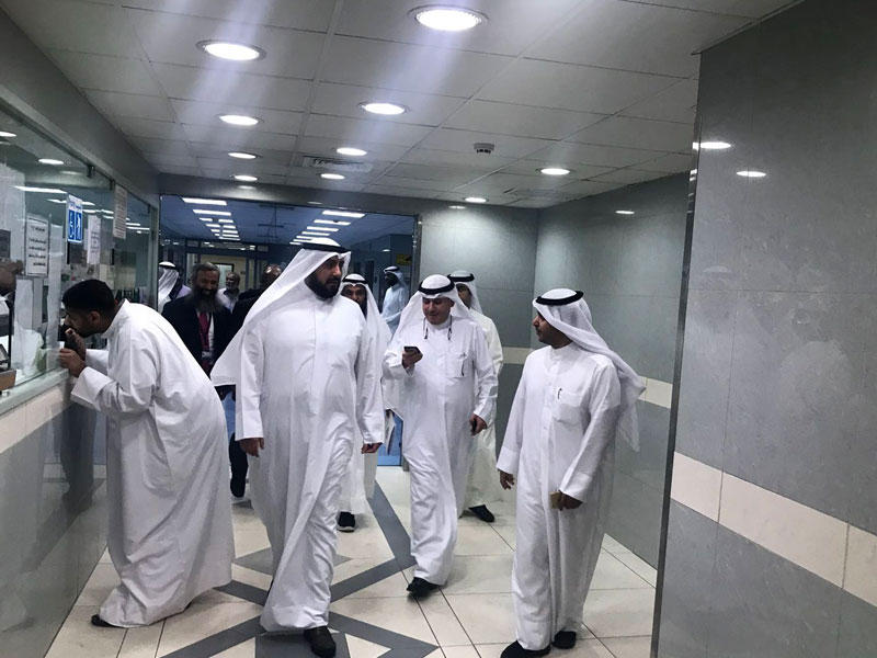 وزير الصحة يتجول في مستشفى الأميري أمس