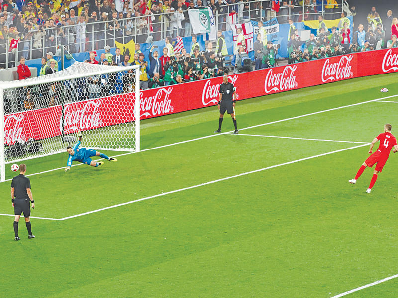 إيريك داير نجم منتخب إنكلترا يسجل ركلة الترجيح الحاسمة 