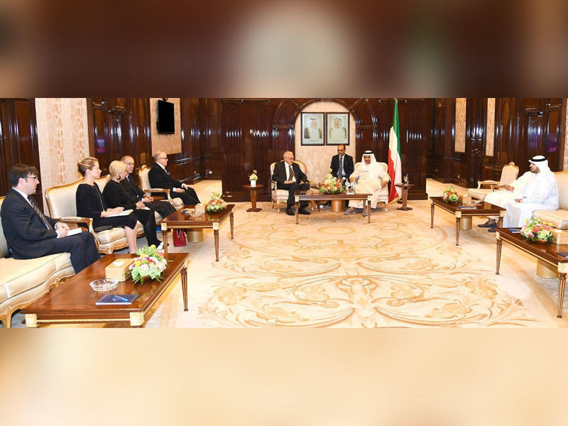 المبارك مستقبلاً وفد مجموعة الحكماء أمس