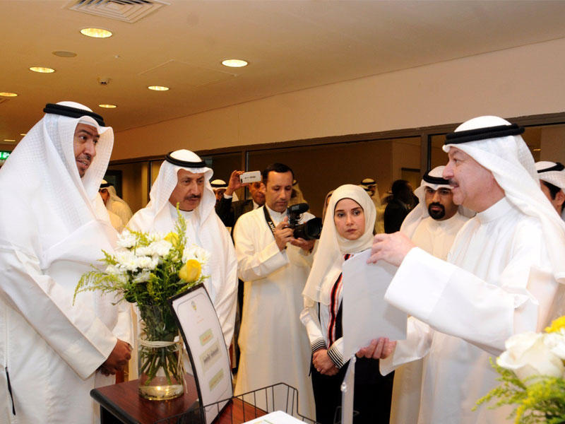 العفاسي وبوشهري والرومي خلال افتتاح المركز أمس