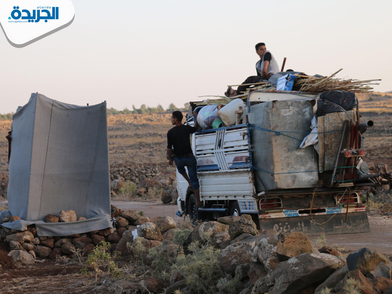 سوريين من محافظة درعا في مخيم مؤقت بالقرب من الحدود بين مرتفعات الجولان التي تحتلها إسرائيل وسوريا