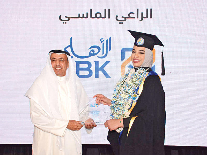 فوزي الثنيان يتسلم درع شكر من د. فاطمة الخلفn