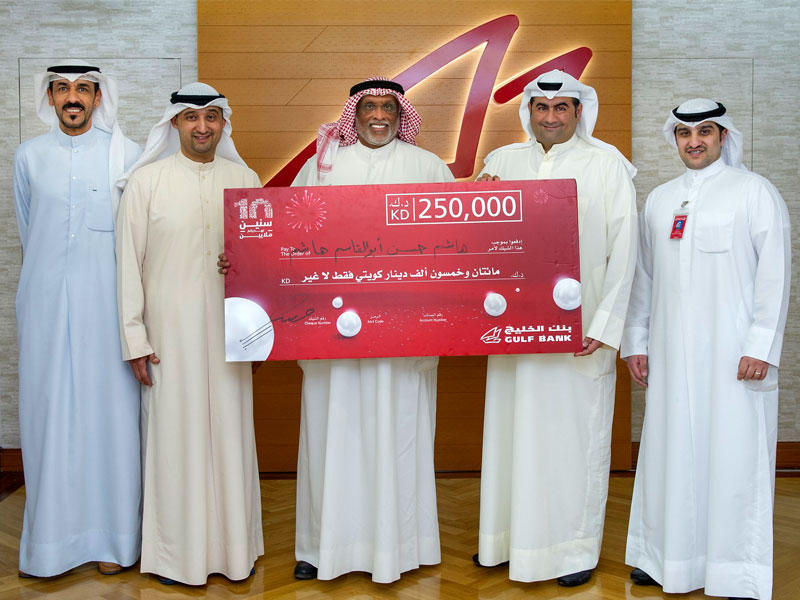 الفائز يتسلم جائزته