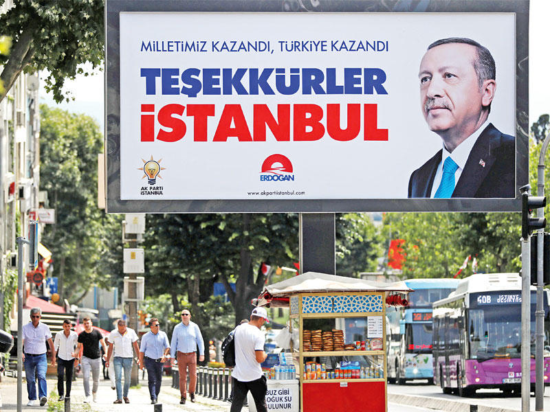 لوحة كبيرة لإردوغان في أحد شوارع إسطنبول (رويترز)