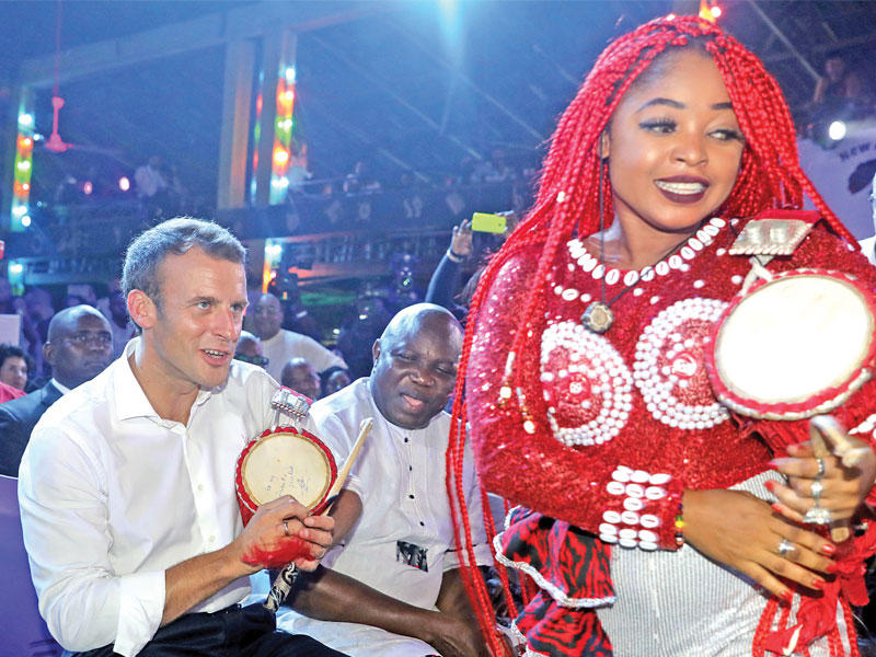 ماكرون في الملهى الليلي في لاغوس  t (رويترز)