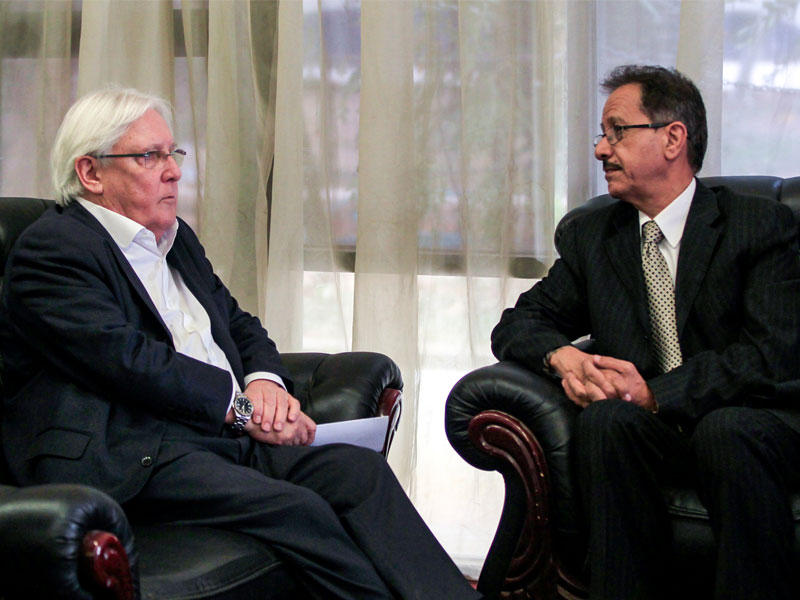 مبعوث الأمم المتحدة الخاص لليمن ، يتحدث مع فيصل أمين أبو راس ، وكيل وزارة الخارجية للمتمردين الحوثيين