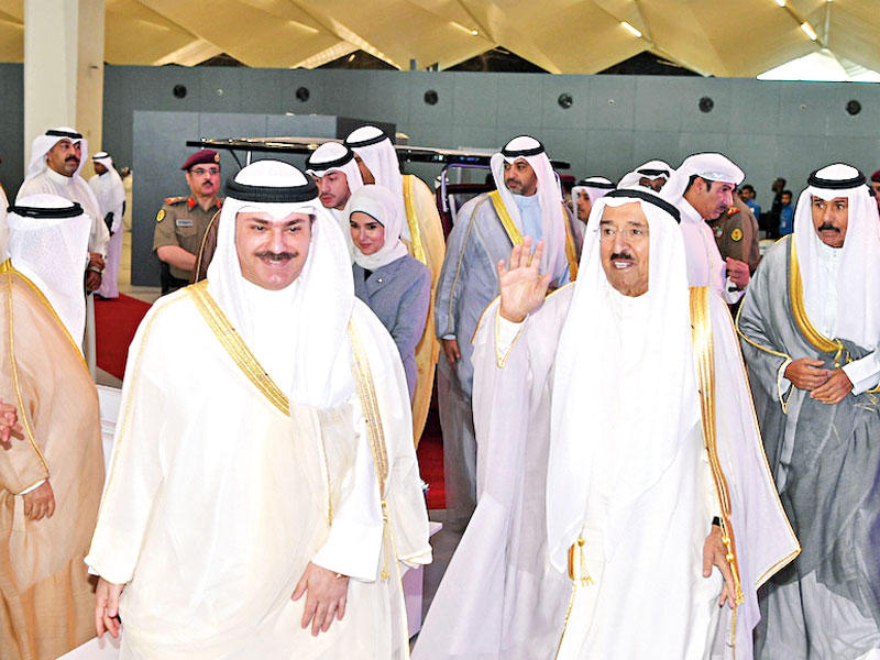 الأمير محيياً مستقبليه لدى وصوله وولي العهد