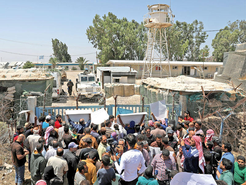 نازحون سوريون يحتجون أمس أمام مقر قوة الأمم المتحدة لمراقبة فض الاشتباك (أندوف) عند معبر القنيطرة الحدودي مع إسرائيل (رويترز)n