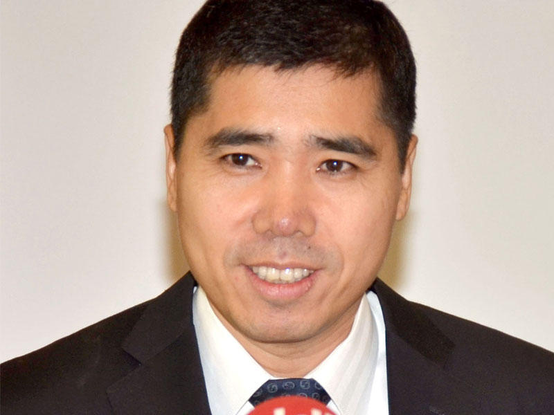 سفير جمهورية الصين الشعبية لدى البلاد وانغ دي متحدثا خلال المؤتمر الصحفي