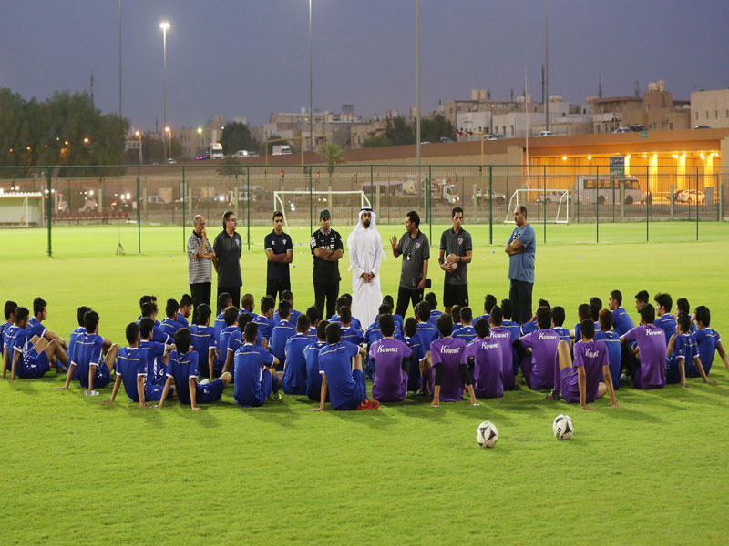 توجيه اللاعبين قبل بدأ التدريب (تصوير جورج رجي)