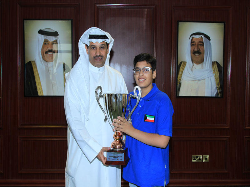  الكندري يقدم الكأس لمدير عام الهيئة