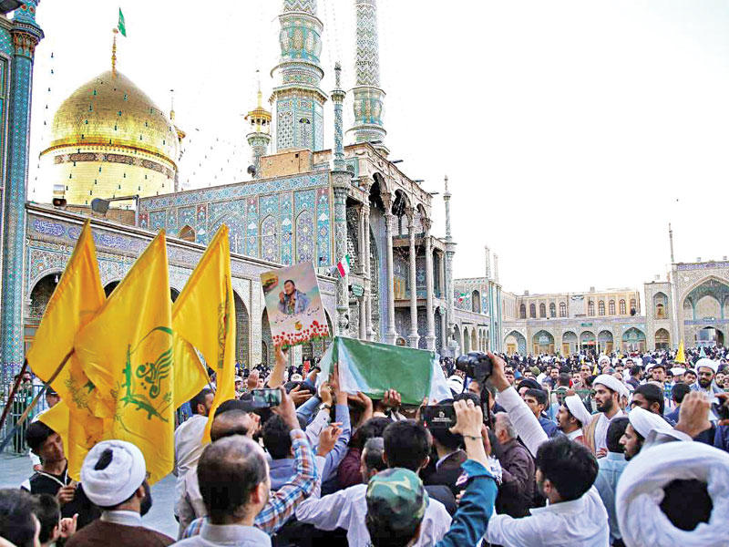 تشييع أحد القتلى الإيرانيين في قم أمس (ارنا) 