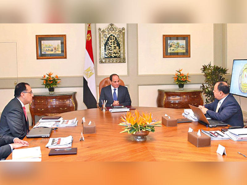 السيسي مستقبلاً رئيس الحكومة ووزراء أمس الأول 