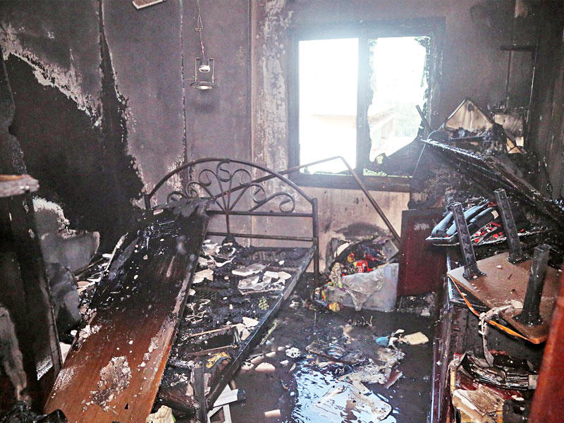 جانب من إخماد الحريق